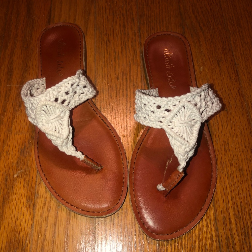 White knit ALTAR’D STATE flip flops sz 6